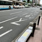 台風が近づいてるので前もって倒されたバス停の標識柱（井上学さん提供）