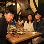 神戸の春樹さん（左）と陽子さん(右から２人目)＝いずれも６日夜、神戸市中央区中山手通２、ピノッキオ（撮影・吉田敦史）