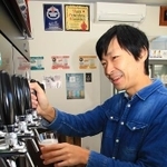 クラフトビールをこよなく愛する店主の前村芳秋さん。