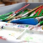 パレットについた絵の具、洗って水に流す、紙で拭き取って燃えるゴミに出す、どっちがエコ？（takasu/adobe.stock.com）
