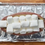 焼き芋にチョコレートとマシュマロをのせ、トースターで温めます＝マルエツ@レシピツイート発信中！(ほぼ)毎日（@maruetsu1945）提供