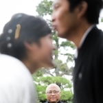 前撮りのキスシーンでにらみを利かせる花嫁パパ（マスダヒロシさん提供）