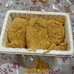 包装を開けたらこれですよ…きな粉があふれるっちゅうねん（金精軒提供）