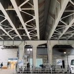 JR元町駅東側の「穴門架道橋」。桁を支える鉄柱の配置から線路を山側にずらしていった状況が分かる＝いずれも神戸市中央区