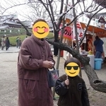 祖母と幼少期のULTRATAKUさんのツーショット＝ULTRATAKUさん（@TAKUM78）提供