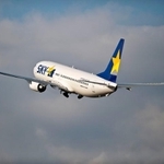 垂直尾翼は輝く星が描かれています（スカイマーク株式会社提供）