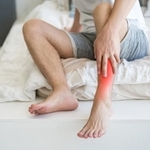 通常の骨折ほど痛みや腫れがなく、「捻挫かな」と思っていたら、疲労骨折していたというケースもあります※画像はイメージです(staras/stock.adobe.com)