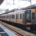 魚崎駅に停車中の快速急行奈良行き