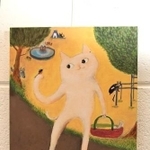 小鳥と見つめ合う「待ち合わせは公園の入り口」。後ろの情景を想像すると、絵画の面白さが感じられる。