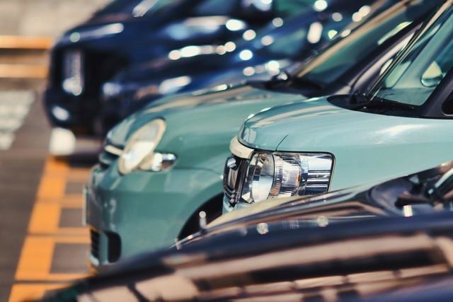 駐車場の車を見ると、何が分かる？　※イメージ写真（beeboys/stock.adobe.com）