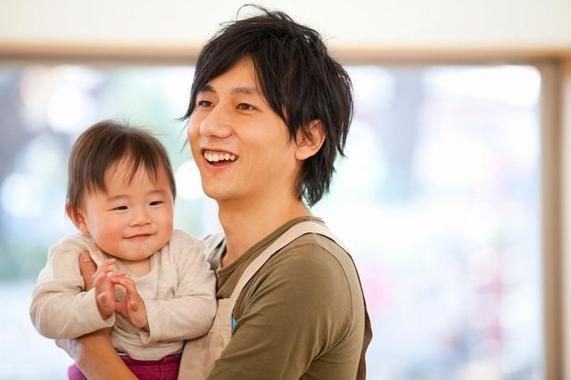 保育園児に抱っこする保育士（Paylessimages/adobe.stock.com）