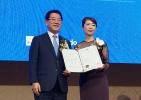 「全羅南道名誉広報大使」を委嘱された新開ミヤ子さん