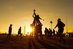 夕暮れ時のラグビーの試合（CreativePhotography/stock.adobe.com)