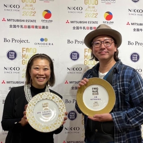 受賞式のオフショット、奥さんの淑好さん（左）はチョークアート作家という顔も持つ