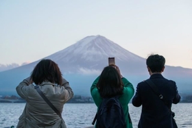 富士山を撮影する観光客　※イメージ写真（naka/stock.adobe.com）