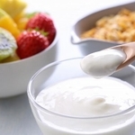 腸活のためにヨーグルトを食べる人は多い（BRAD/adobe.stock.com）