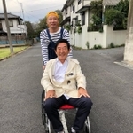 撮影の合間に笑顔を見せる石田純一さん、いしだ壱成さん
