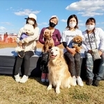 ドッグイベントを盛り上げたプロデューサーの髙下さん（右）ら