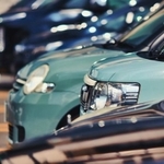 駐車場の車を見ると、何が分かる？　※イメージ写真（beeboys/stock.adobe.com）