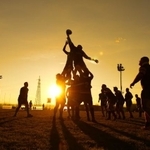 夕暮れ時のラグビーの試合（CreativePhotography/stock.adobe.com)