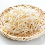 スーパーなどで1袋30円台などで売られているもやし。この価格を維持する背景には、生産者たちの努力がある(K/stock.adobe.com)