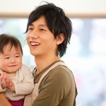 保育園児に抱っこする保育士（Paylessimages/adobe.stock.com）