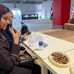 サウジアラビアで行われたきのこの山とたけのこの里の食べ比べ。ヘジャブをかぶった女性達がぱくり（提供画像）
