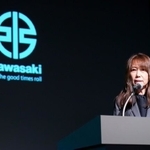 2021年10月6日に行われたカワサキモータース事業説明会に登壇し、スピーチするKMJ社長の桐野英子さん