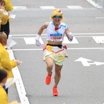 ゴール目前でペースを上げるマラソンサニーさん
