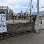 話題の看板と現在の工事状況。場所は赤水ふれあい市場の向かい側（１１月１８日撮影、GSコーポレーション提供）