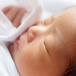すやすやと眠る赤ちゃん、もしかして生まれたことに気づいていない…? ※写真はイメージ（ayaka_photo/stock.adobe.com）