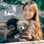 愛犬を抱っこする木村さん