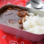 メスティンで炊いたご飯にレトルトカレー…節約したお昼ごはんのつもりでしたが…　※画像はイメージです（Koenig/stock.adobe.com）