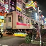 シュールです…ネオンきらめく歌舞伎町を横切る電車と撮り鉄（提供画像）