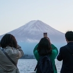 富士山を撮影する観光客　※イメージ写真（naka/stock.adobe.com）