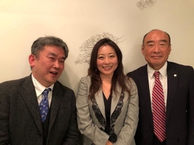 川上ミネさんと出会った2021年11月のパーティーにて。左は作家の真山仁さん