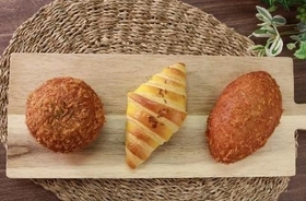 揚げカレーパンとスパイスクロワッサン