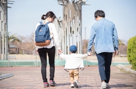 SNS上では「育児は夫婦協力してやるのが１番いい」の声が（tatsushi/adobestock.com）