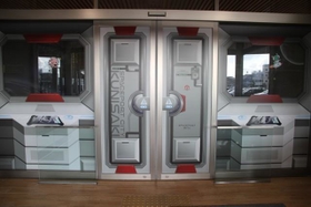 市役所正面玄関の自動ドア（国東市役所提供、以下同）