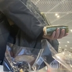 イケメンを前に思わず納豆巻きを隠したもぐさん（もぐさん提供）