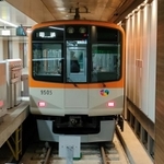 区間特急は大阪梅田駅1番線に到着