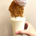 モスチキンをモスシェイクバニラに漬けちゃう！チキンの塩気とシェイクの甘みが口の中で溶け合います（提供画像）