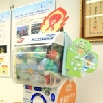 手作り感満点の肥料ガチャ。カプセルの中には、袋に入った白い粉が…！＝いずれも神戸市東灘区魚崎南町2、神戸下水道の歩み館