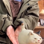 猫のスプレー行為をほうふつとさせる猫型アルコールスプレーが話題に（布施猫さん提供、Twitterよりキャプチャ撮影）