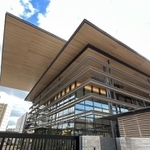 街の中に現れた大きな建物。なんだこれは!?(筆者撮影)