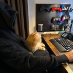 パーカーのポケットにすっぽり入る猫ちゃんが可愛すぎると話題（提供写真）