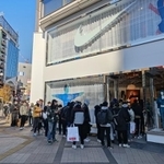 Nike By Kobeオープン日にできた行列＝神戸市中央区三宮町