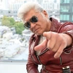 LOVE&PEACEな小沢仁志（撮影：石井隼人）