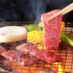 中学生活最後のテストが終わり、娘は友達と焼肉へ（manbo/adobe.stock.com）