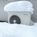 雪に埋まっている室外機（コロナ提供）